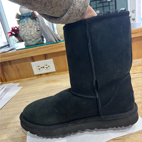 Ugg classic short black boot. Size 9 - Picture 6 of 7